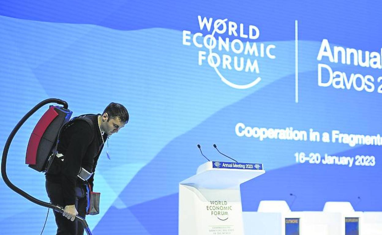 Un empleado limpia la sala principal del Foro de Davos. 