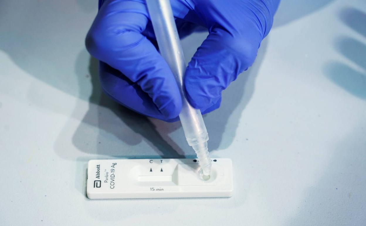 Un sanitario realiza una prueba diagnóstica. 