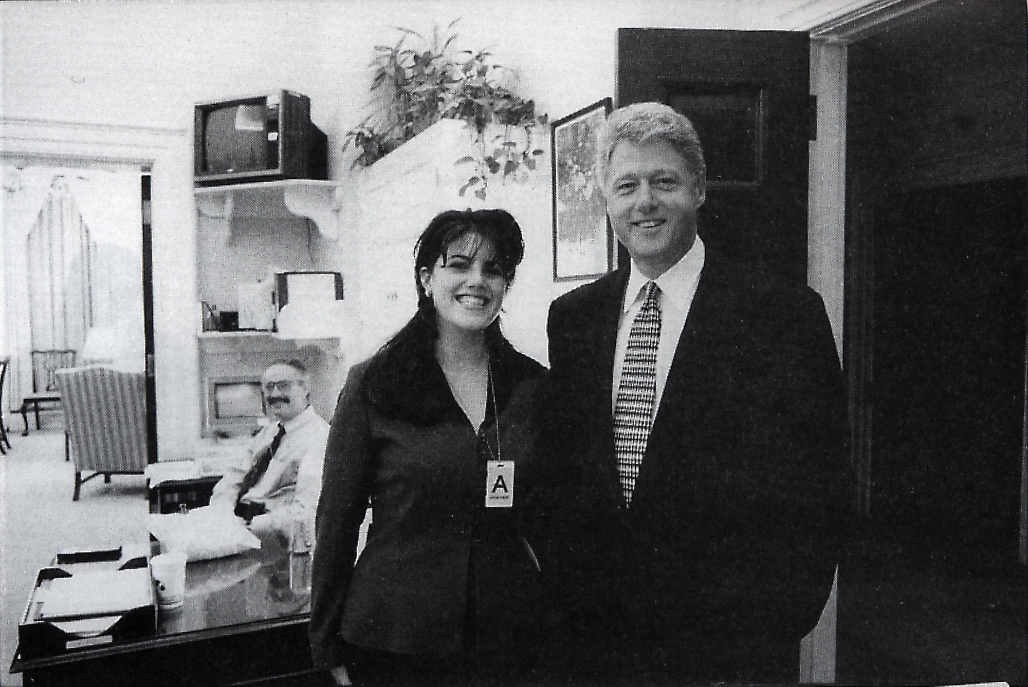 La becaria Mónica Lewinsky posa junto a Bill Clinton en la Casa Blanca. 