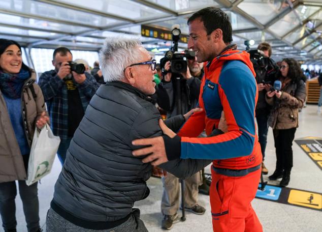 Fotos: La emocionante llegada de Alex Txikon a Loiu