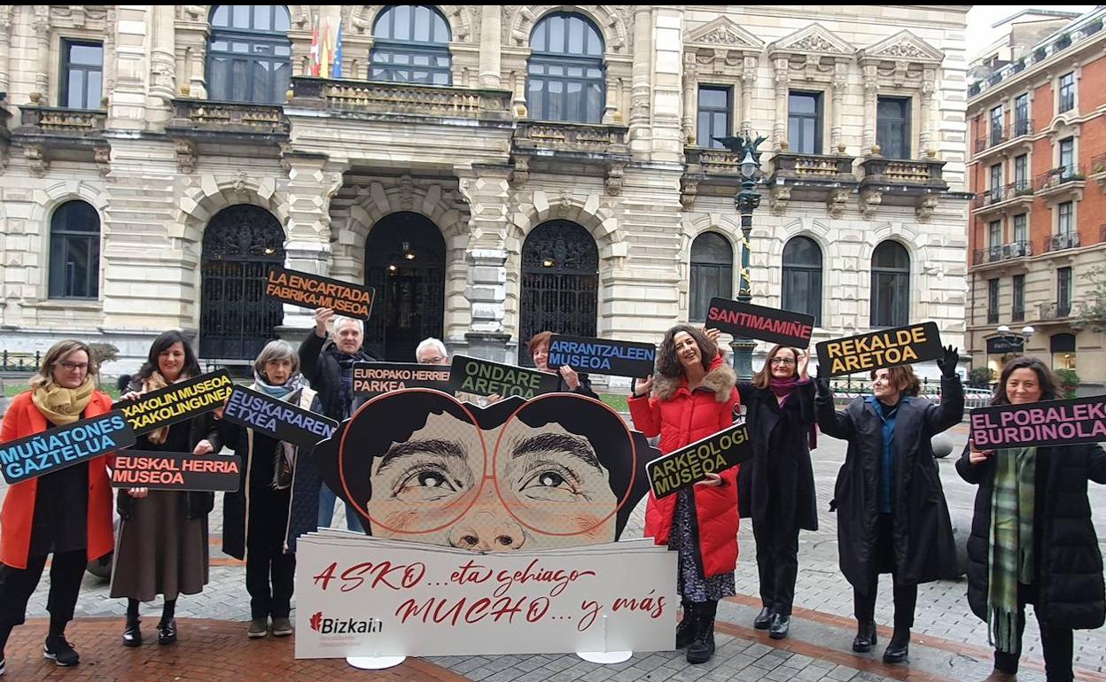 Los responsables de las salas y museos forales, delante del palacio de la Diputación. 