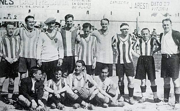 La formación de los Koipe de hace un siglo en Mendizorroza.