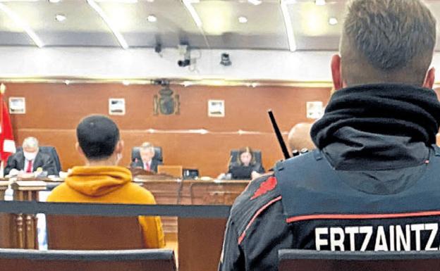 Rebajan la pena a un violador que amenazó con un táser a su víctima y la robó en Vitoria