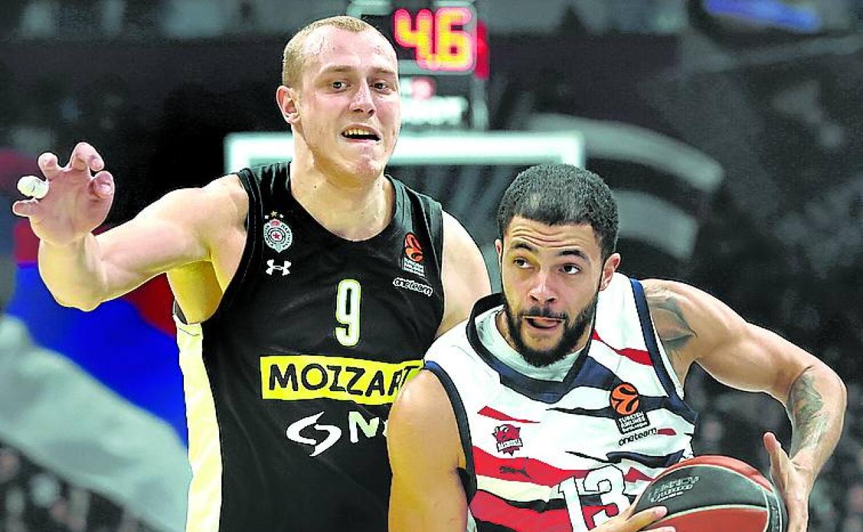 Thompson deja atrás a Smailagic en el partido de Belgrado. 