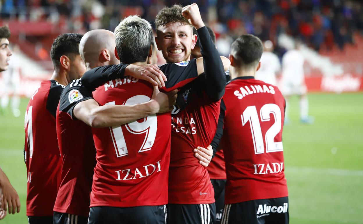 Barbu (21 años), que celebra con efusividad un gol abrazado por sus compañeros, es uno de los cuatro futbolistas de la actual plantilla que seguirá a partir de junio.