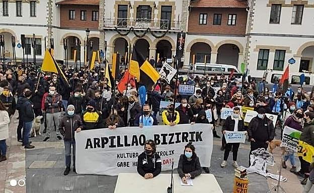 Imagen de una de las manifestaciones organizadas por las asociaciones de Arpillao tras el cierre de los locales. 