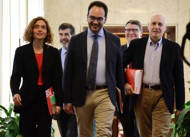 Imagen secundaria 1 - Rodolfo Ares con Patxi López y Jesús Eguiguren (arriba). En el centro, en una reunión de la Ejecutiva Federal del PSOE y abajo, durante su etapa como consejero vasco de Interior.