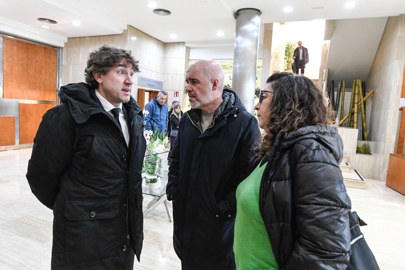 Unai Sordo, secretario general de CCOO, conversa con Eneko Andueza en presencia de Loli García, secretaria general del sindicato en Euskadi.