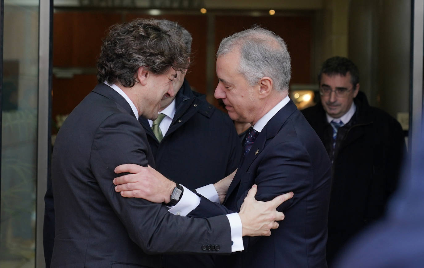 Eneko Andueza, secretario general del PSE, recibe las condolencias del lehendakari Urkullu.