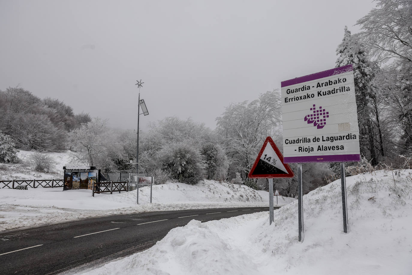 La nieve se mantiene de momento en los márgenes de la calzada.