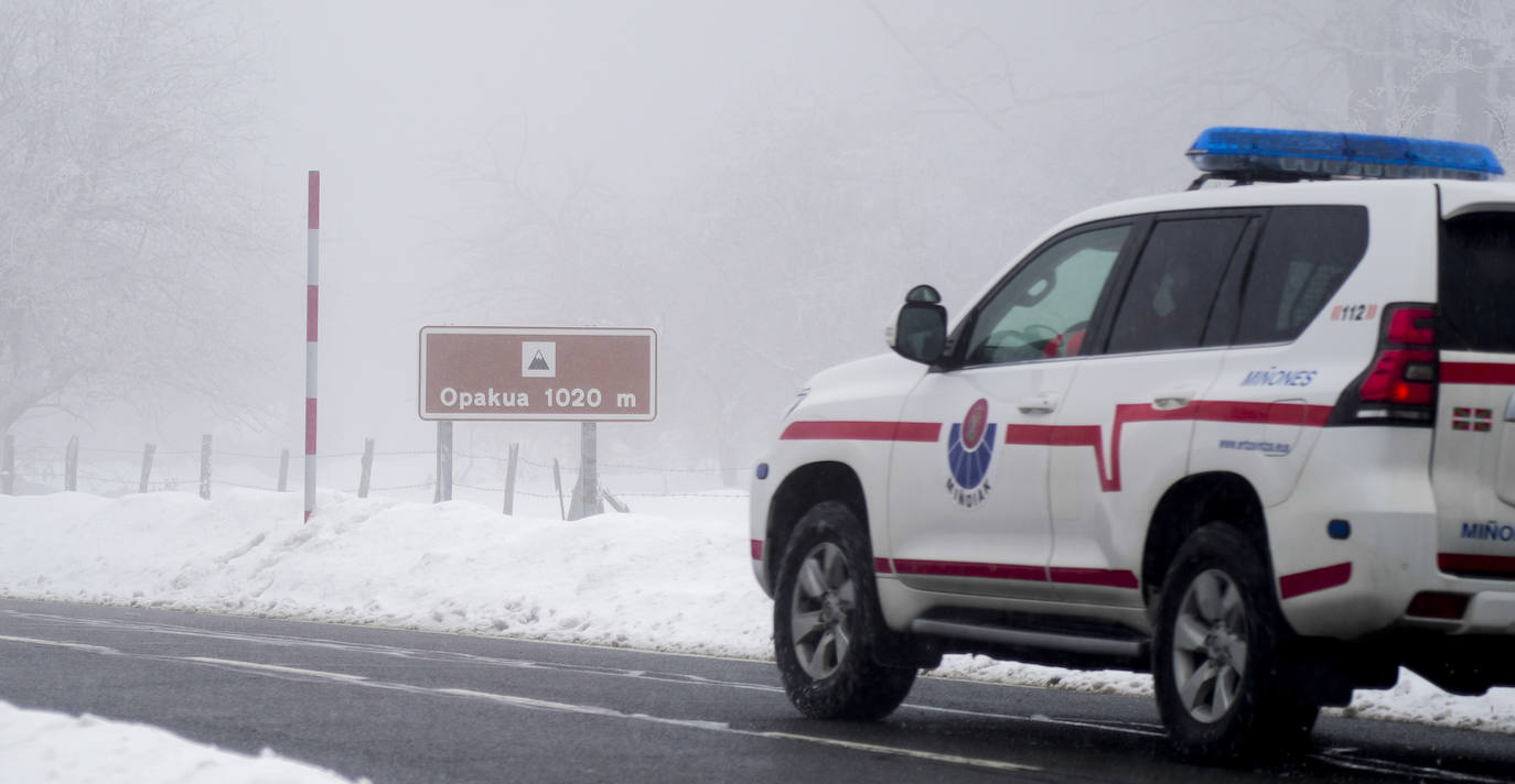 La Ertzaintza patrulla en la carretera de Opakua.