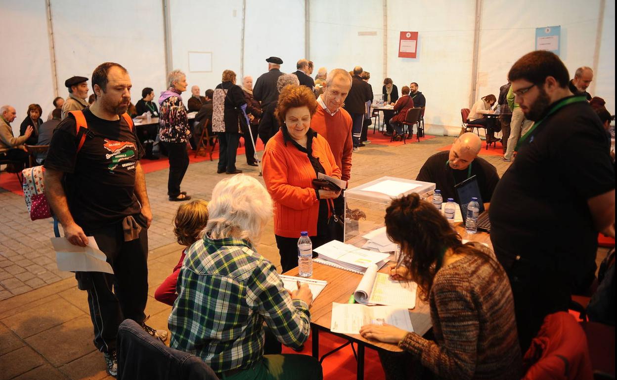 Vecinos de Galdakao votando en la consulta no vinculante del pasado marzo 
