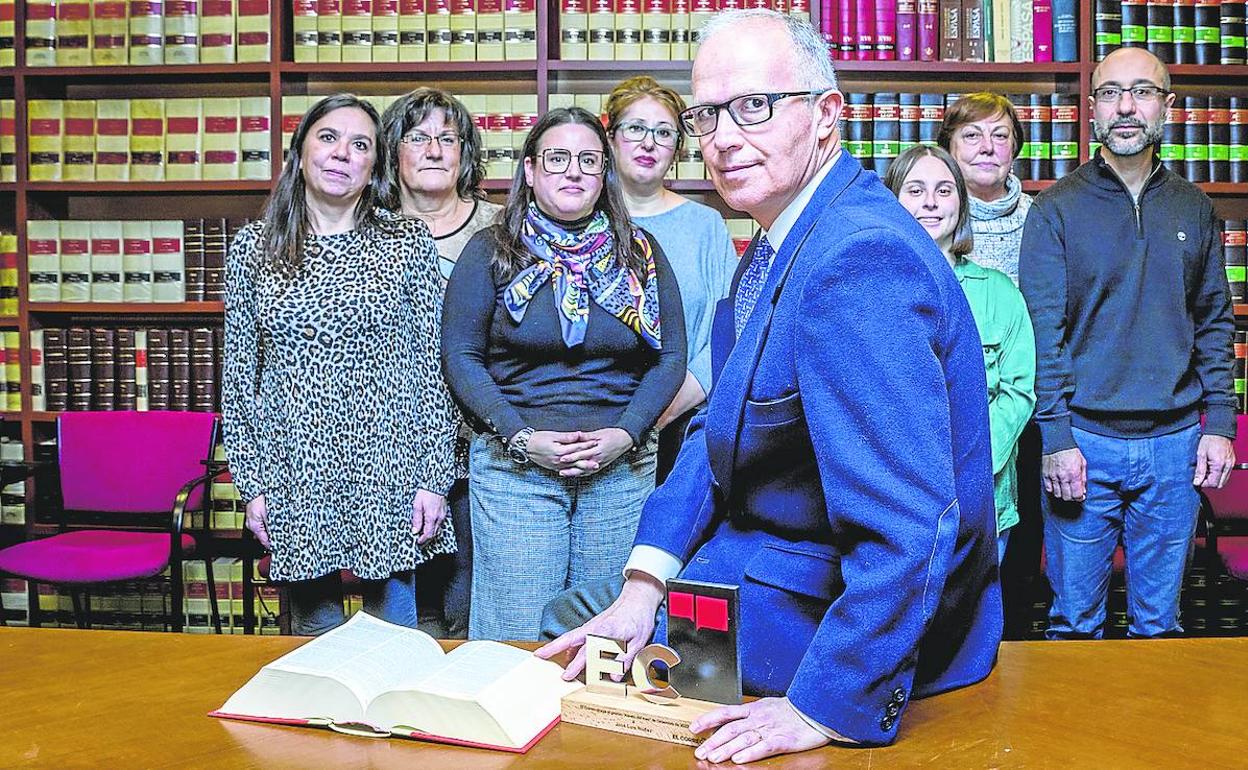 José Luis Núñez y buena parte de su equipo de Primera Instancia número 5, en la biblioteca del Palacio de Justicia de Vitoria. 