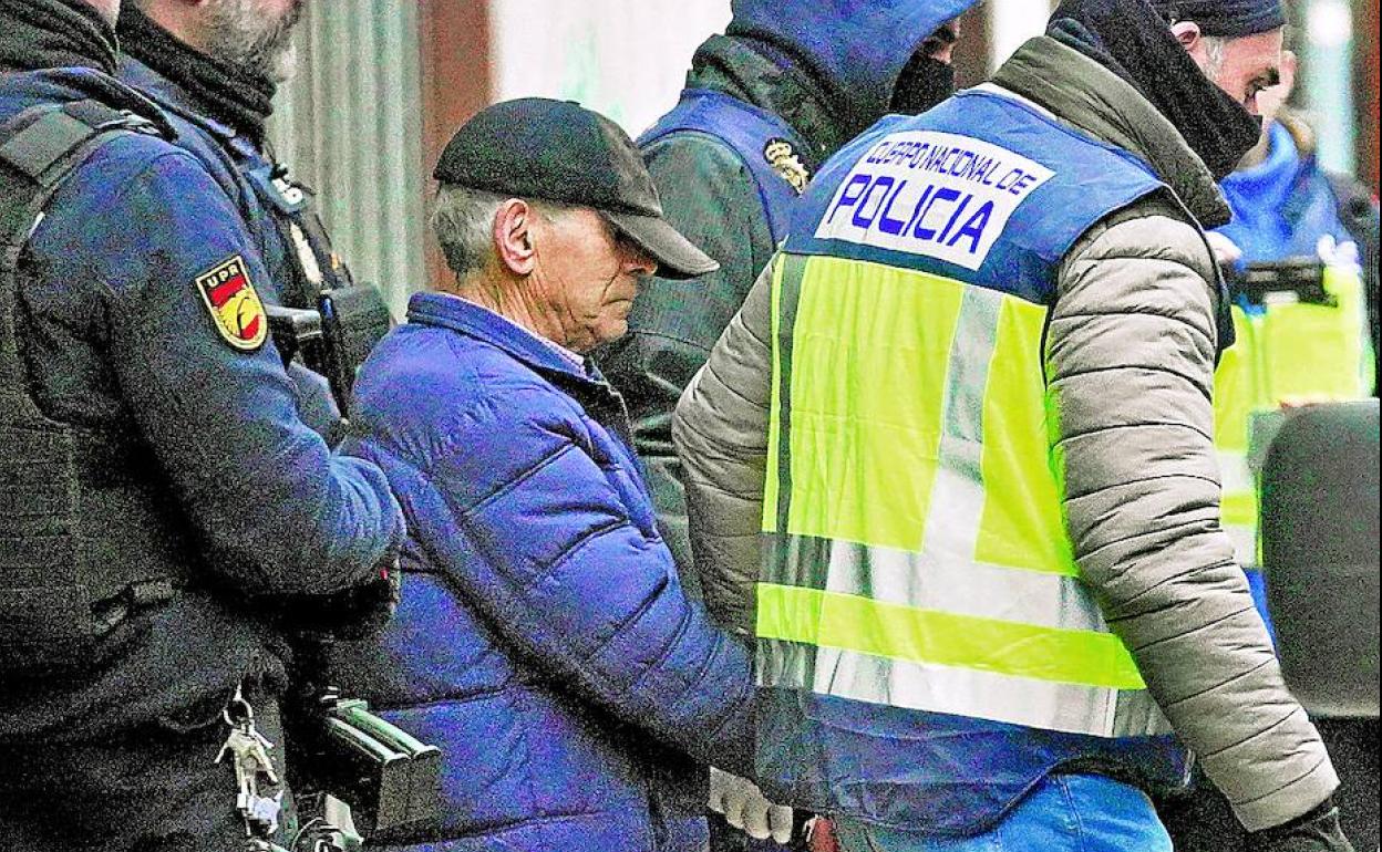 Policías salen con Pompeyo de su piso en Miranda de Ebro tras casi seis horas de registro.