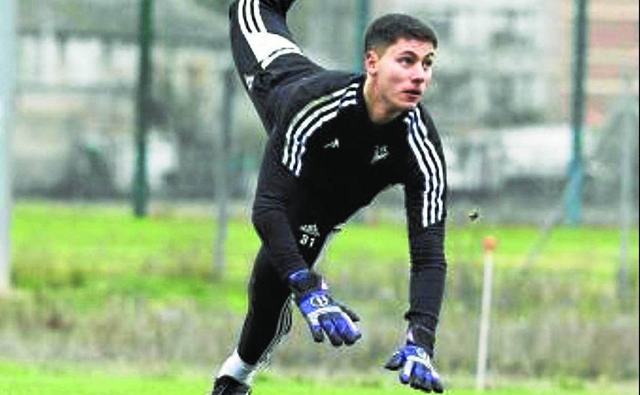 Iago Domínguez, meta del filial y en dinámica del primer equipo, irá citado mañana junto a Herrero.