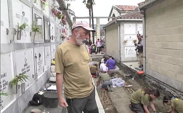 Paco Etxebarria, al frente de las tareas de exhumación llevadas a cabo por Aranzadi. 