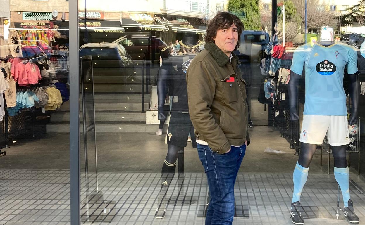 Patxi Salinas posa el sábado ante la tienda del Celta en Balaídos.