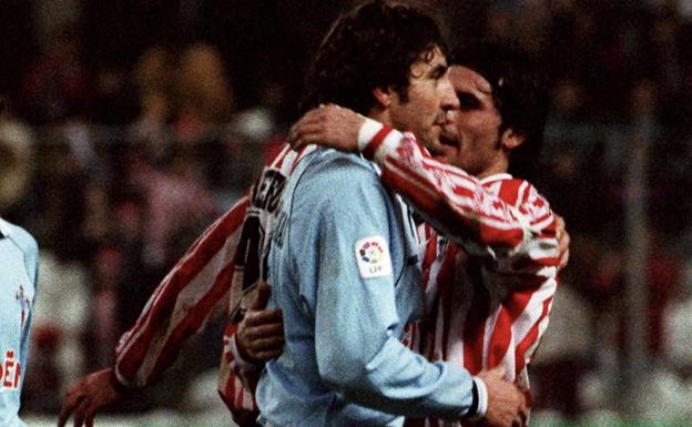 Patxi Salinas se abraza con su buen amigo Alkorta tras un Athletic-Celta.