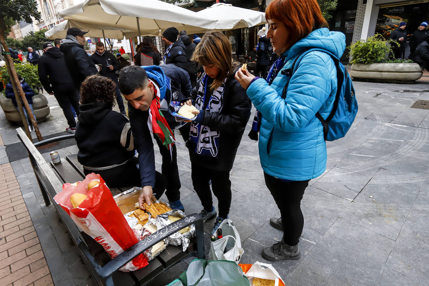 Fotos: Ambiente festivo en la previa del Mirandés-Deportivo Alavés