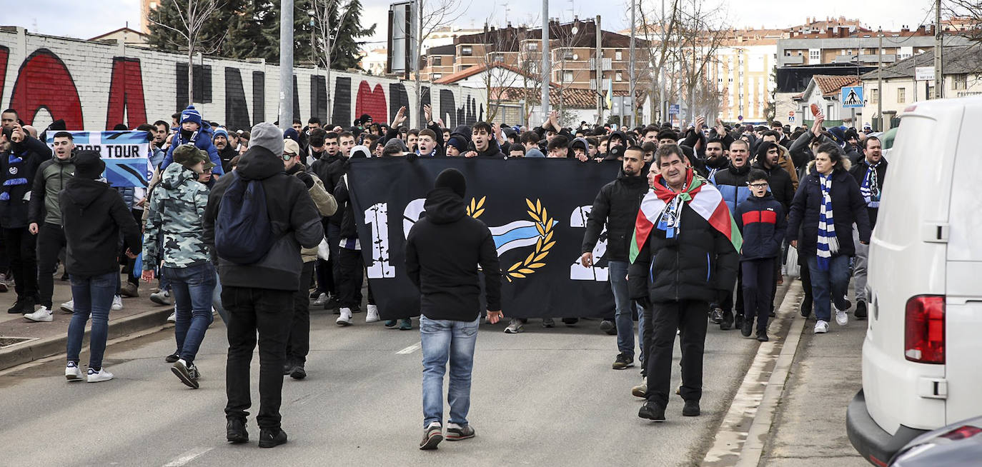 Fotos: Ambiente festivo en la previa del Mirandés-Deportivo Alavés