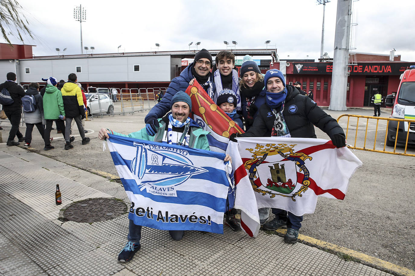 Fotos: Ambiente festivo en la previa del Mirandés-Deportivo Alavés