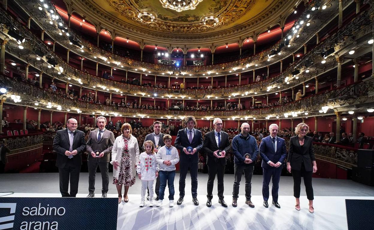  Los premiados, flanqueados por Andoni Ortuzar, el lehendakari Urkullu y Mireia Zarate. 