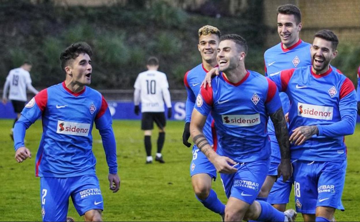 Jauregi,a la derecha, marcó el primer gol antes de que se cumpliera el primer minuto de partido. 