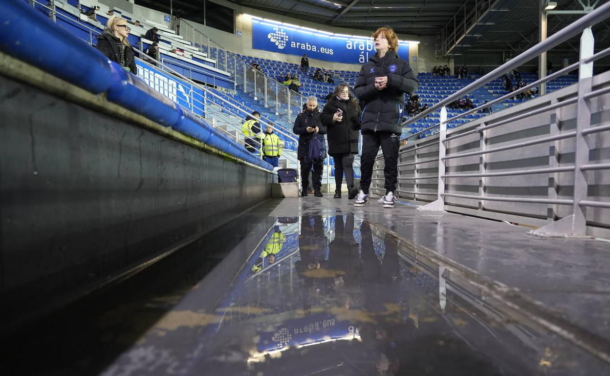 Charcos provocados por las goteras en Mendizorroza.