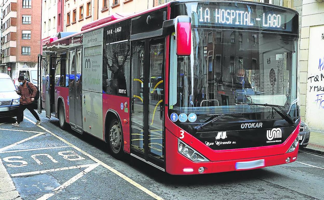 Dos de cada tres viajeros del urbano, en los últimos cuatro meses de 2022, ahorró 4,5 euros en el bono mensual de transporte. 