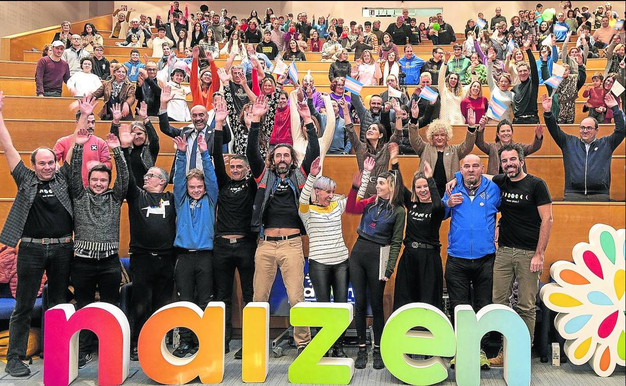 Familias de la asociación Naizen, en la fiesta anual que tuvo lugar ayer en San Sebastián.