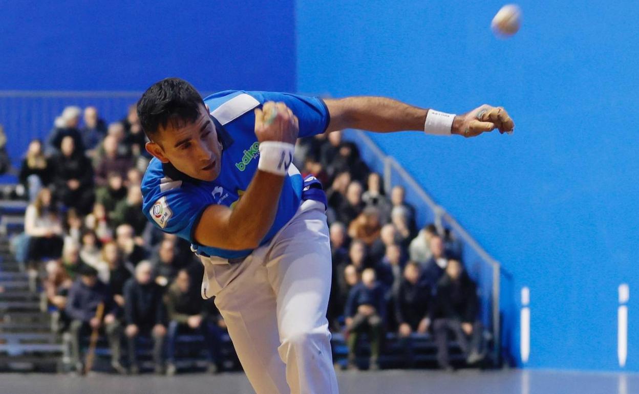 Urrutikoetxea levanta una pelota con la derecha en el ancho del frontón de Mungia. 