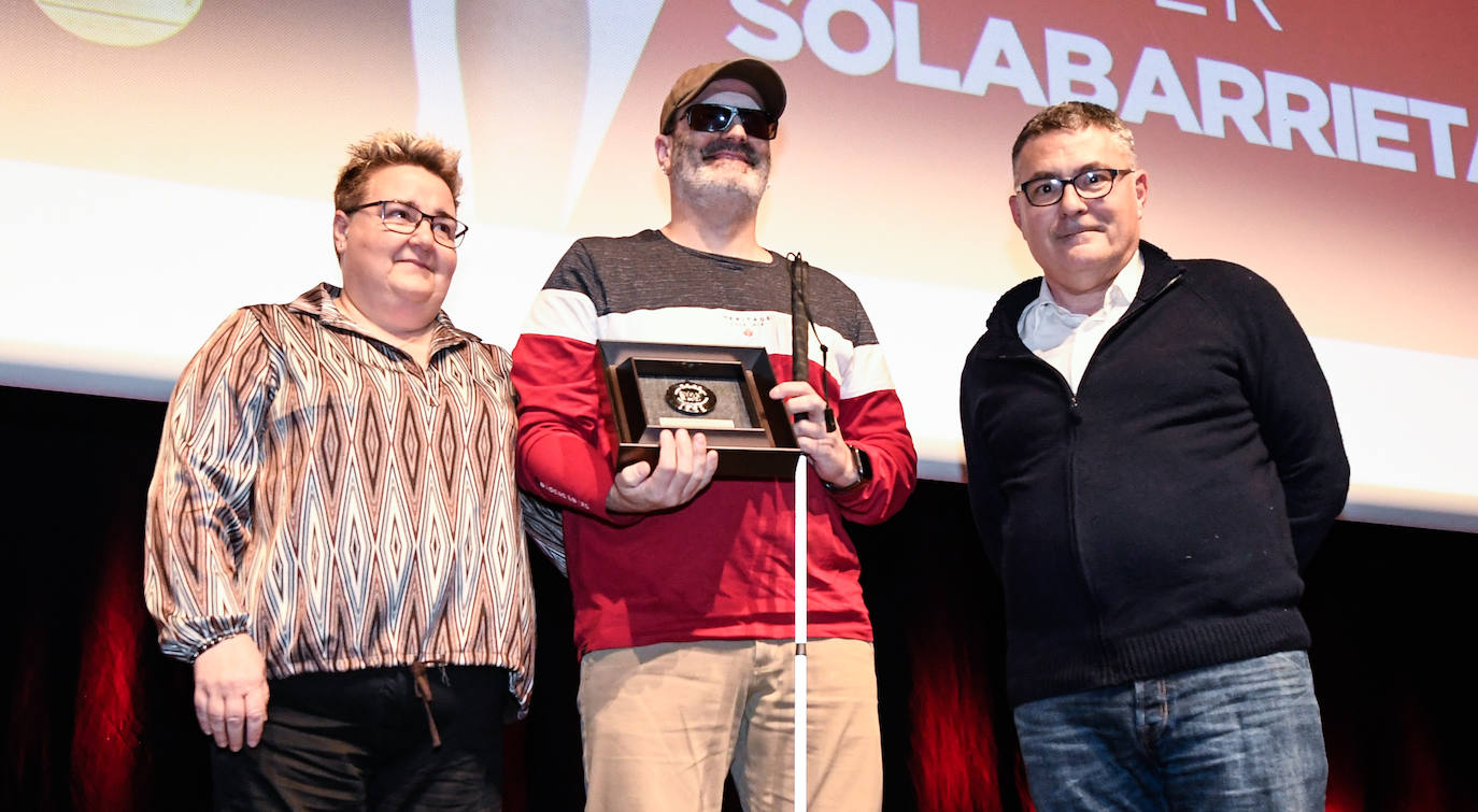 Ager Solabarrieta (tiro), posa con su mujer, Maite Badiola, y Javier Ortiz de Lazcano.