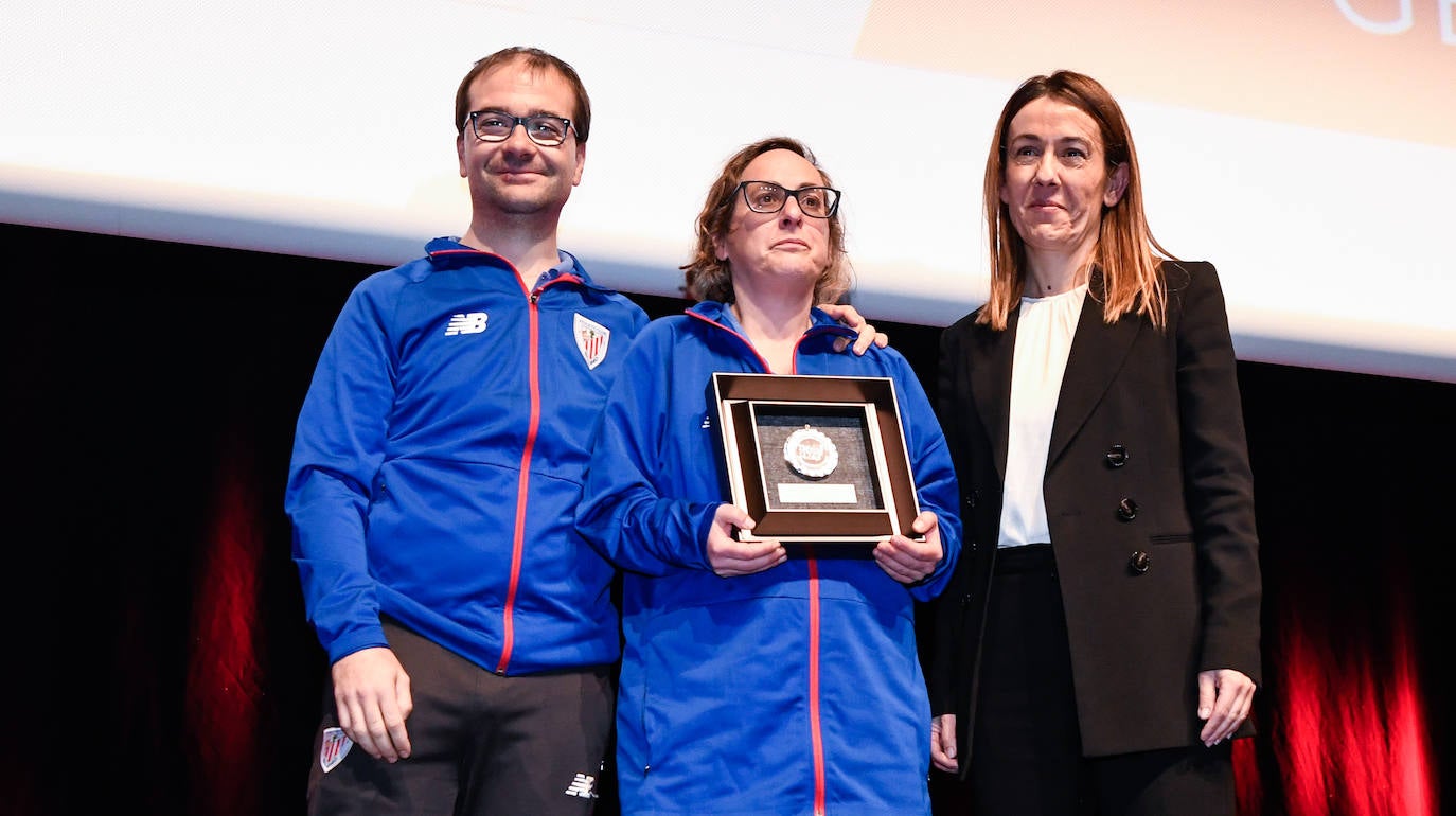 Jon Ander Gil y Maria José Paul, del equipo Genuine del Athletic, con Nora Sarasola, directora de la Obra Social BBK.