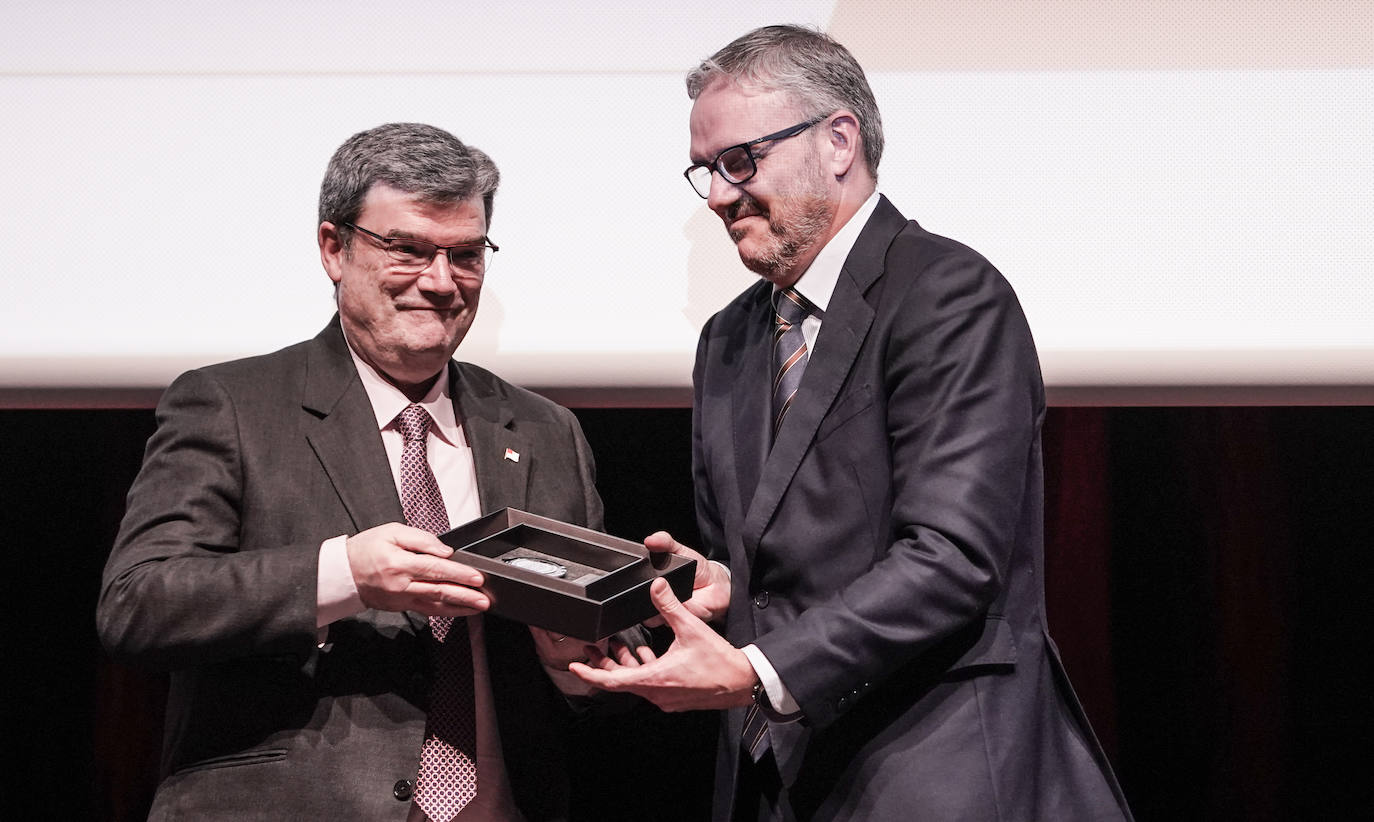 Premio para Juan Mari Aburto, alcalde de Bilbao, por recibir la salida del Tour. El premio lo ha entregado Iñigo Barrenechea, director general de EL CORREO.