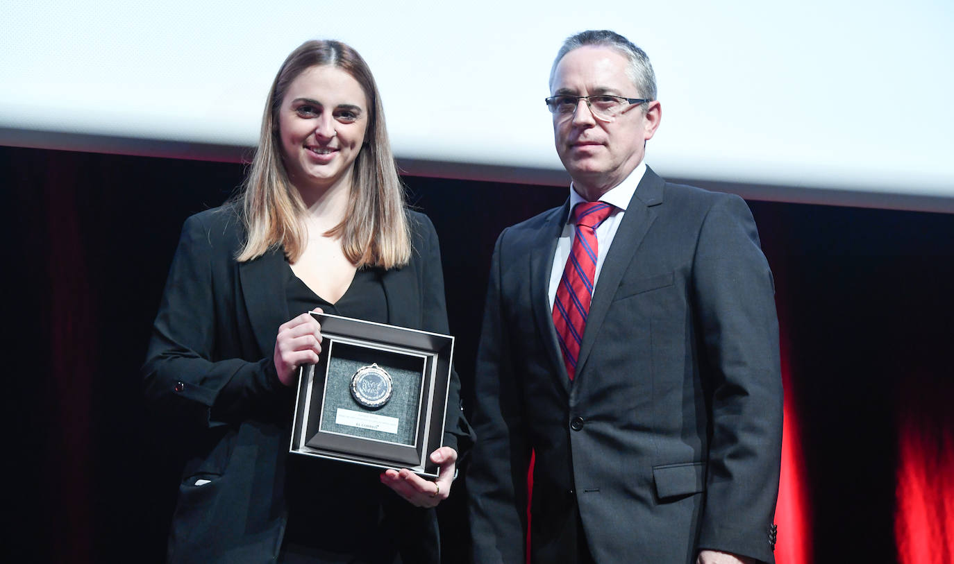 La pelotari Amaia Aldai, con su galardón junto a Óscar Villasante, subdirector de EL CORREO.