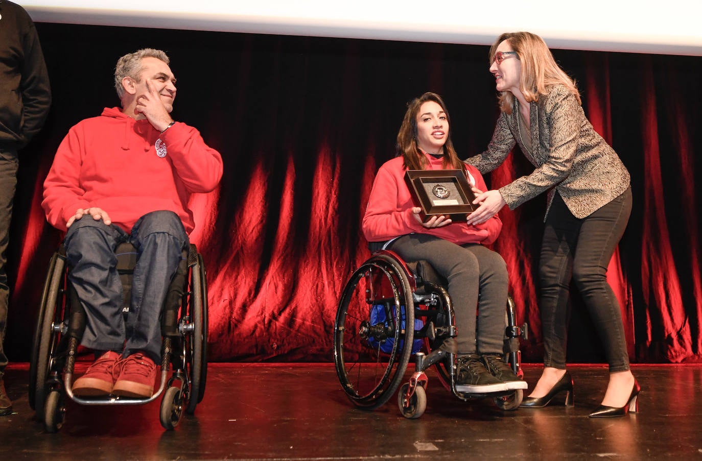 José Manuel Centeno y Mariana Pérez, jugadores del Bilbao BSR, con Itxaso Erroteta, concejala de Deportes del Ayuntamiento de Bilbao