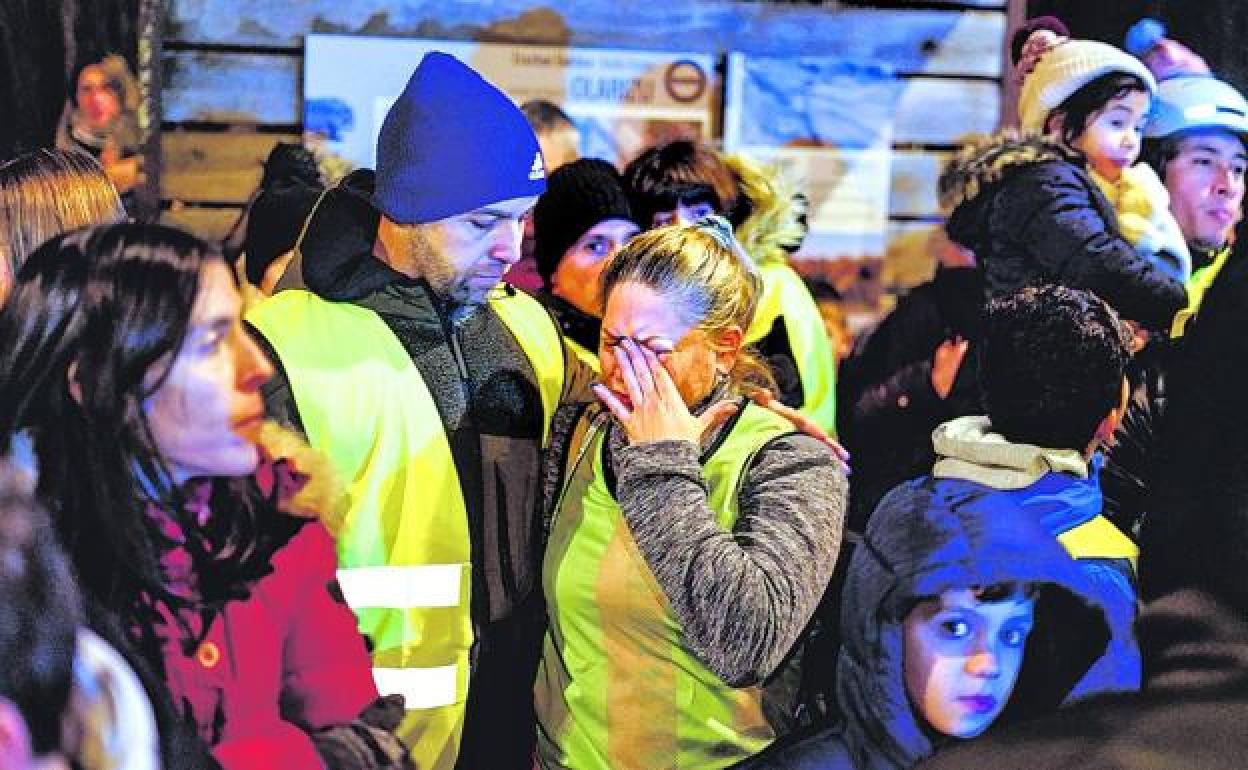 Carlos Sánchez y Derly Romero, los padres del chaval atropellado en Goikolarra, emocionados por el apoyo de la gente en la concentración.