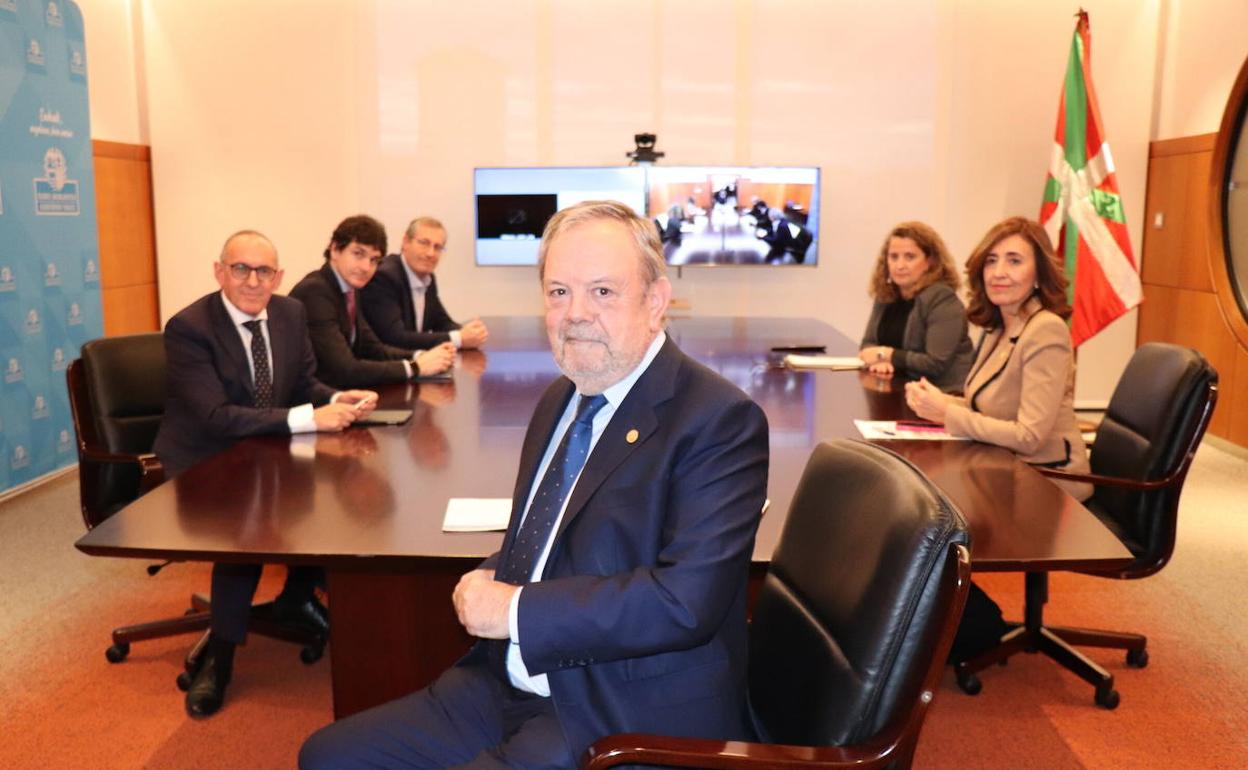 El consejero Pedro Azpiazu, junto a los diputados generales, en una reciente reunión del Consejo Vasco de Finanzas. 