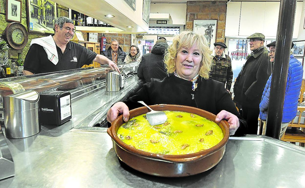 Arantza Alberdi prepara a diario cazuelitas de bacalao al pil-pil, especialidad de la casa. 