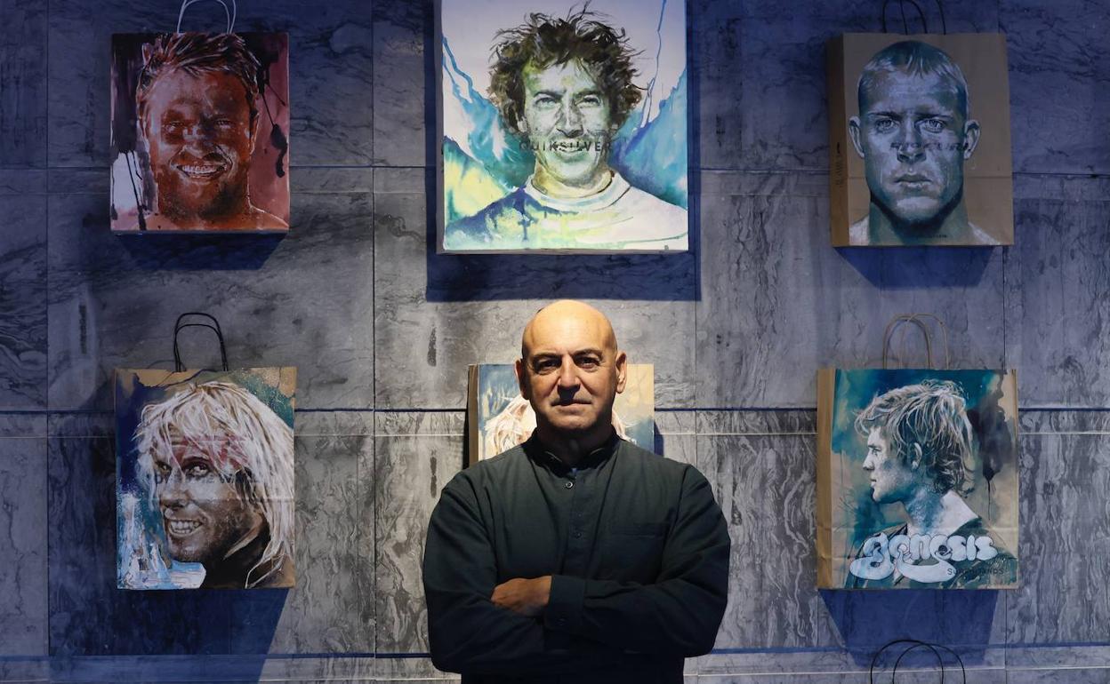 El artista junto a sus obras en exposición. 