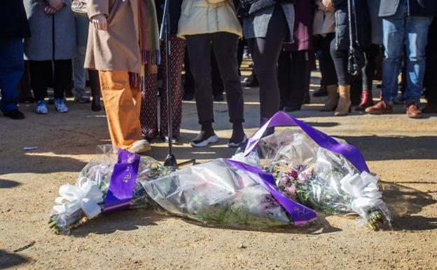 Tres ramos en homenaje a las víctimas presiden el minuto de silencio en la Universidad de Huelva. 