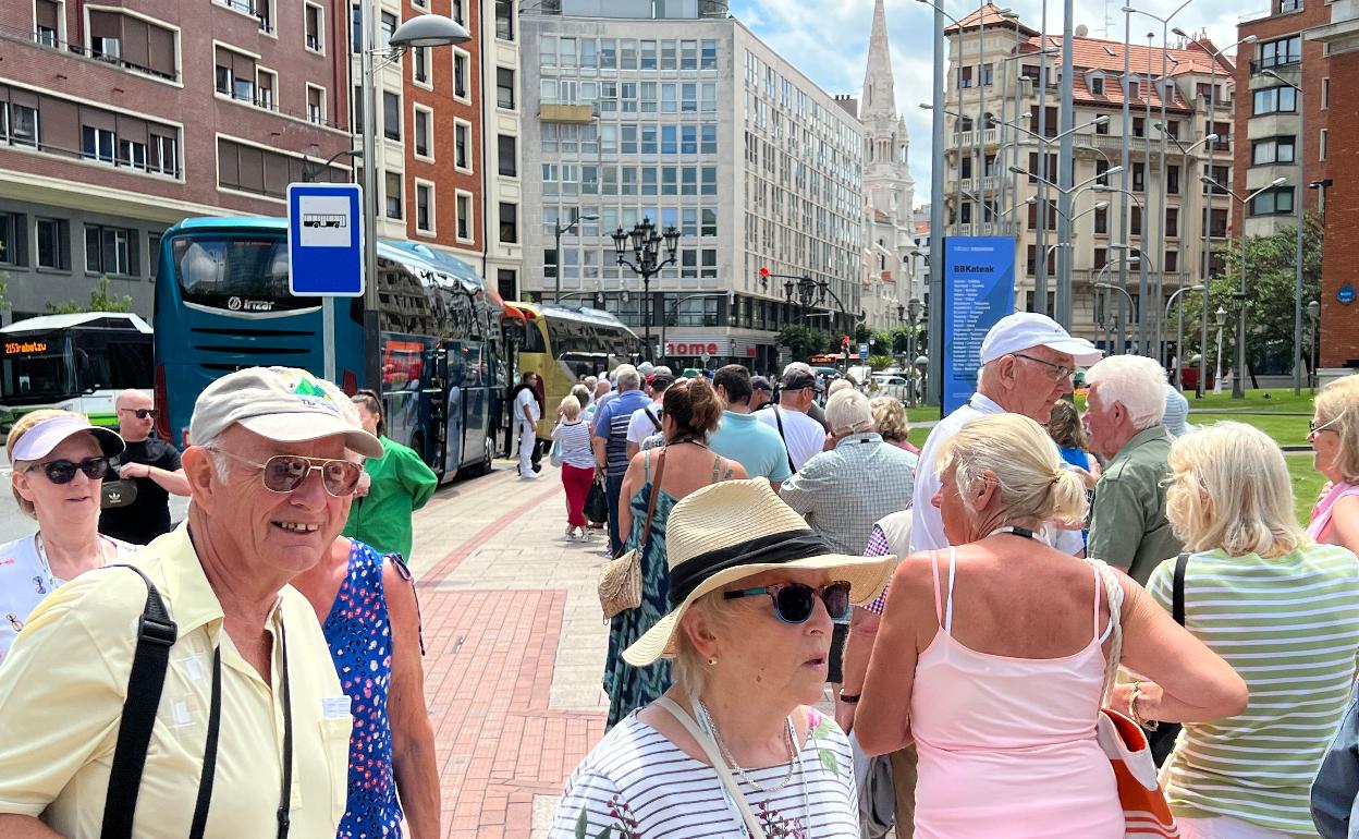 Turistas extranjeros en las inmediaciones del Museo de Bellas Artes de Bilbao