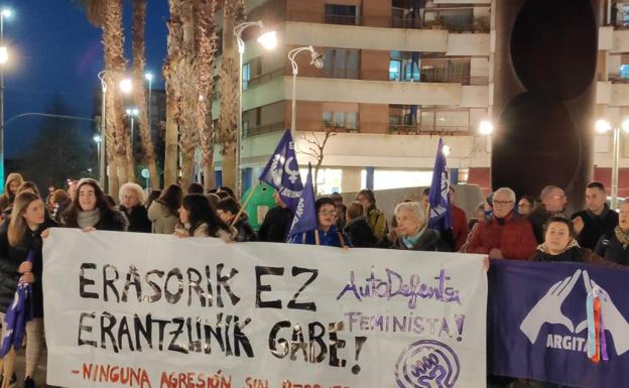 Cabecera de la concentración en Barakaldo contra la violencia machista. 