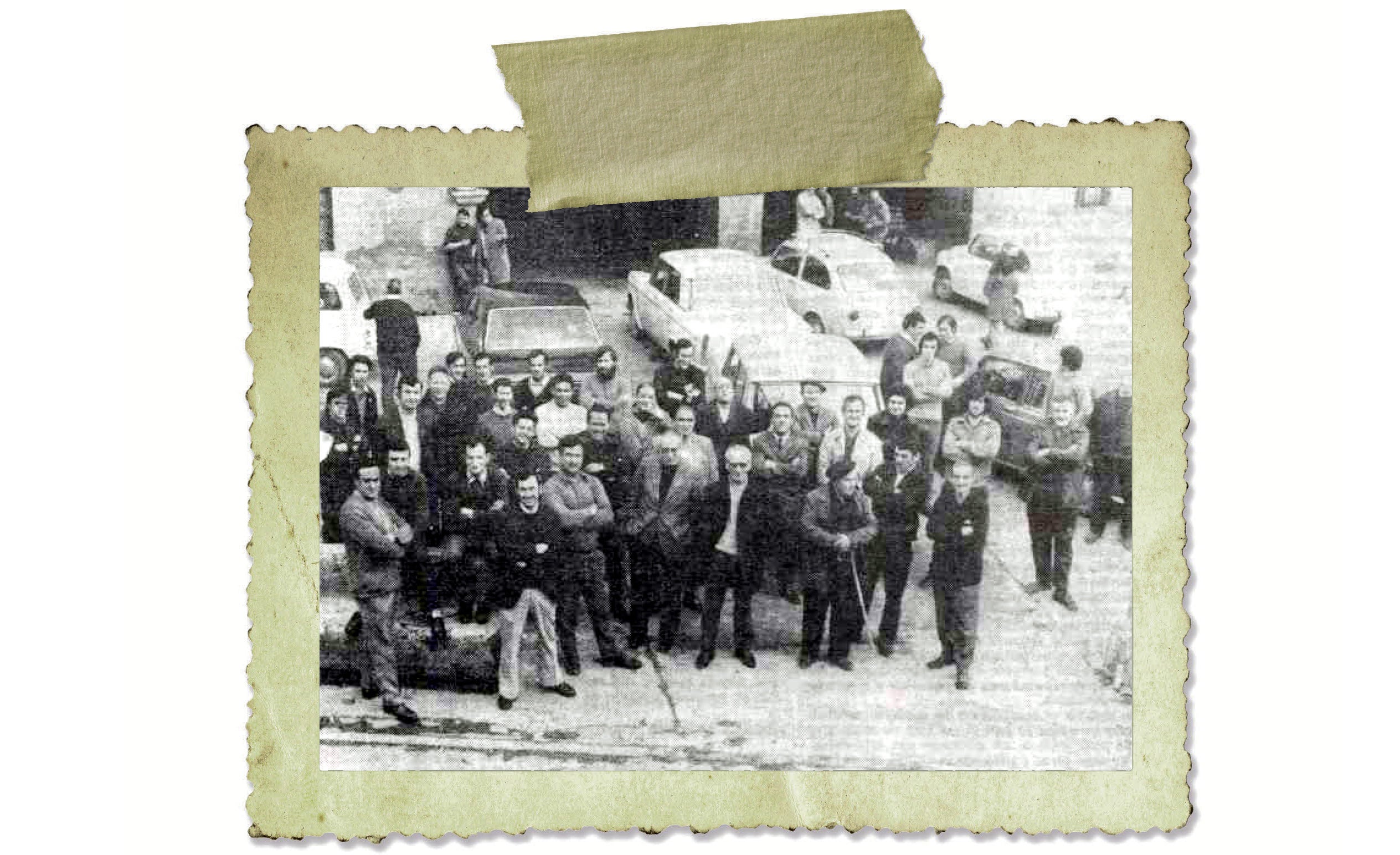 Algunos de los solteros de 1974, reunidos en la plaza del pueblo. 