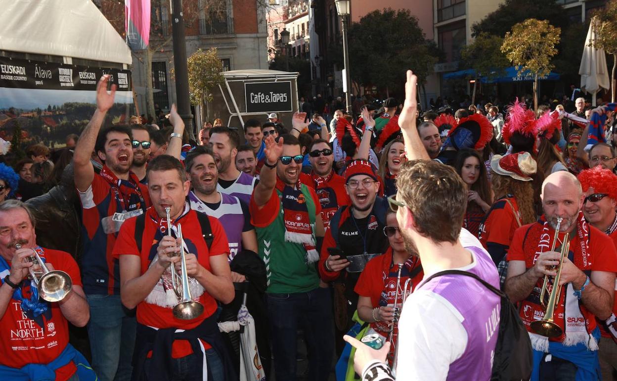 La afición del Baskonia disfruta de la previa de la Copa de 2019 en Madrid, la última en la que pudo disfrutar se su equipo.