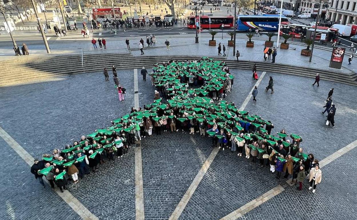 Lazo humano formado hoy frente al Arriagfa con motivo del Día Mundial Contra el Cáncer