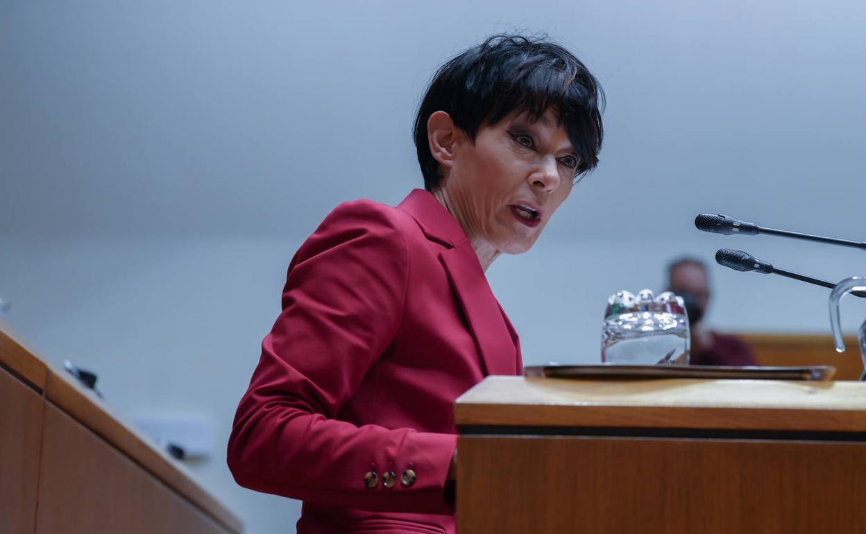 La portavoz de EH Bildu, Maddalen Iriarte, en el pleno de control de este viernes en el Parlamento vasco. 