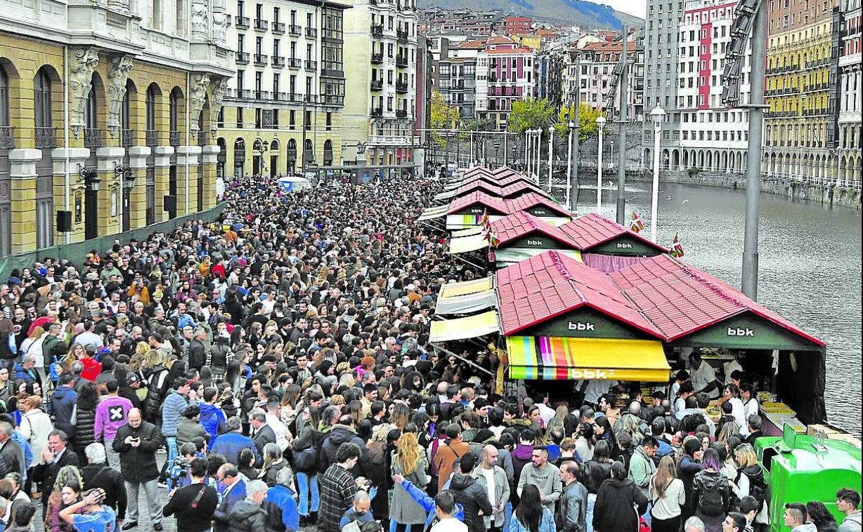 Imagen de la parte trasera del teatro Arriaga durante la celebración de Santo Tomás. 