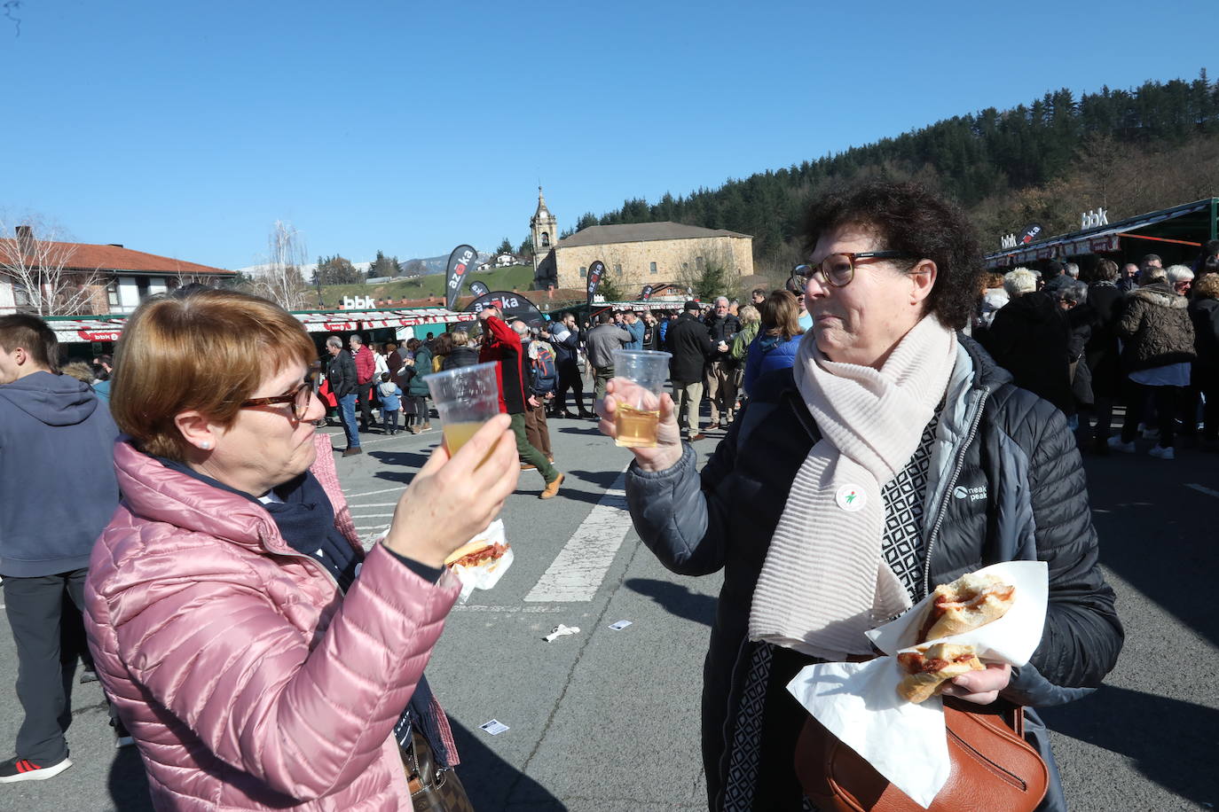 Las txoznas no han dejado de repartir comida y bebida. 