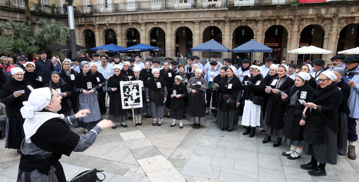 El coro en la Plaza Nueva.